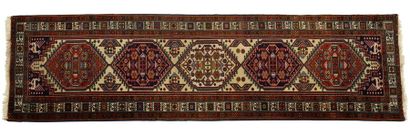 Tapis galerie en laine nouée main à décor...