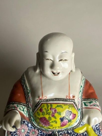 CHINE, XXe.
Statuette de luohan en porcelaine...