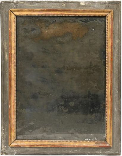 Miroir rectangulaire en bois laqué et doré...