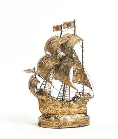 Petite caravelle en argent filigrané et doré...