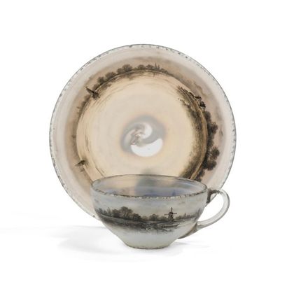 DAUM NANCY.
Petite tasse et sa sous-tasse...