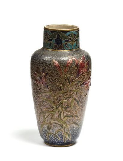 Vase en grès à décor polychrome de fleurs...
