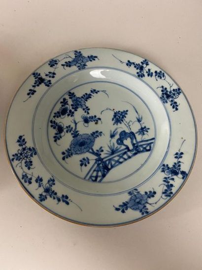 CHINE, XVIIIe.
Deux assiettes en porcelaine...