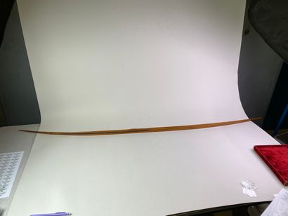 Arc en bois courbé.

Longueur : 157 cm.

(petit...
