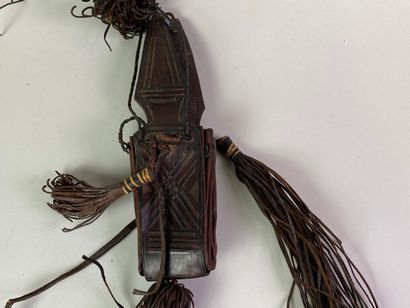 Petit lot comprenant un collier en cuir,...