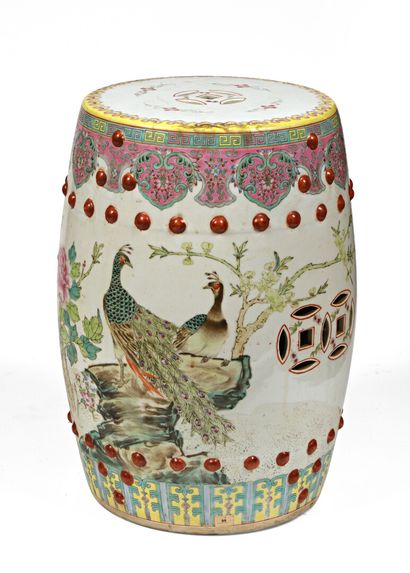 CHINE, XXe.

Tabouret en porcelaine polychrome,...