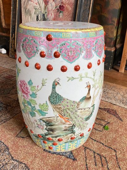 CHINE, XXe.

Tabouret en porcelaine polychrome,...