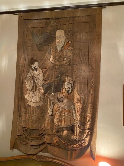 CHINE, XIXe.

Paire de tentures en soie brodée...