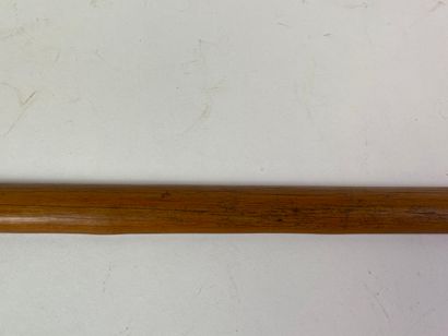 Arc en bois courbé.

Longueur : 157 cm.

(petit...