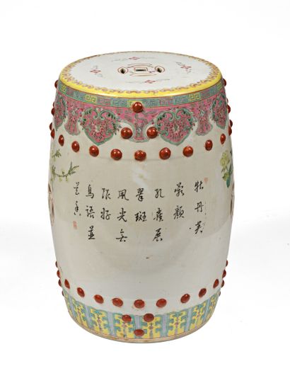 CHINE, XXe.

Tabouret en porcelaine polychrome,...