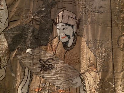 CHINE, XIXe.

Paire de tentures en soie brodée...