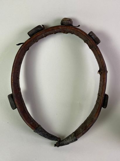 Petit lot comprenant un collier en cuir,...