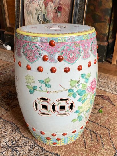 CHINE, XXe.

Tabouret en porcelaine polychrome,...