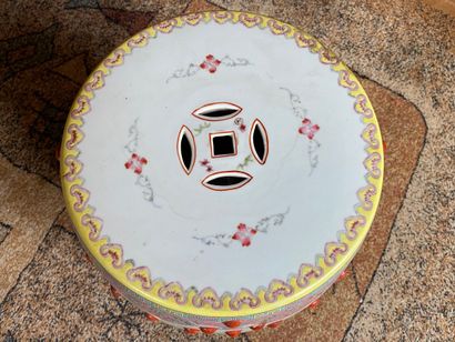 CHINE, XXe.

Tabouret en porcelaine polychrome,...