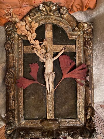 Crucifix en ivoire sculpté présenté dans...