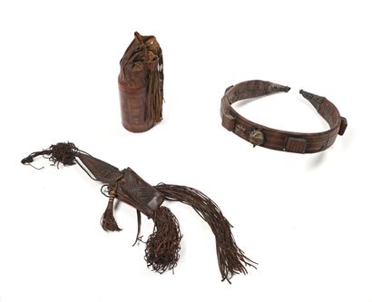 Petit lot comprenant un collier en cuir,...