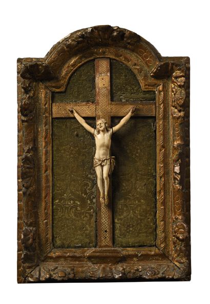 Crucifix en ivoire sculpté présenté dans...