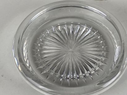 Paire de dessous de bouteille en verre moulé.

Diam....
