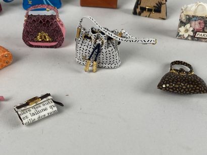 Collection de 15 miniatures d'après maroquinerie...