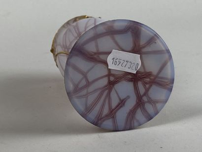 Petit vase balustre en verre opalescent à...