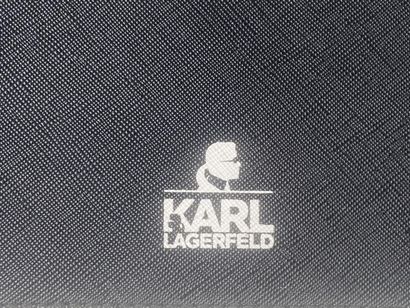 Karl LAGERFELD 

Pochette en toile enduite...