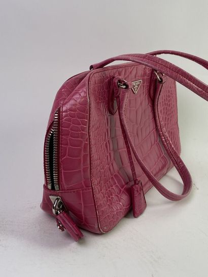 PRADA, Milano.

Sac à main à deux anses en...