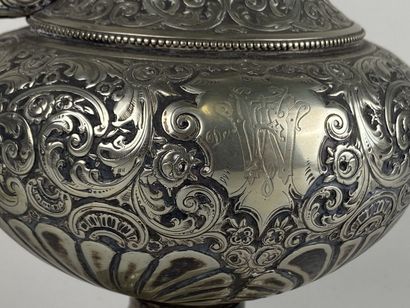 Aiguière en métal argenté à décor en repoussé...