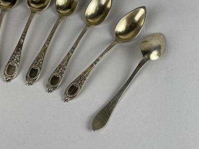 Série de 12 petites cuillères en argent doré...