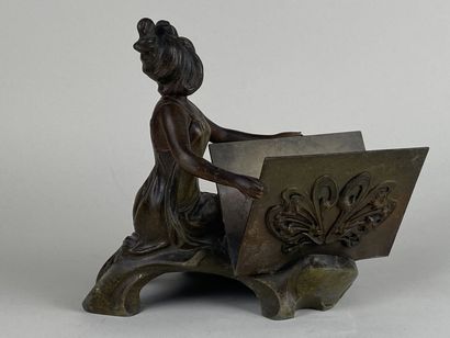 Range-lettre en régule figurant une femme.

Esprit...