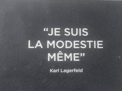 Karl LAGERFELD 

Pochette en toile enduite...