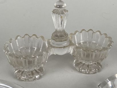 Paire de dessous de bouteille en verre moulé.

Diam....