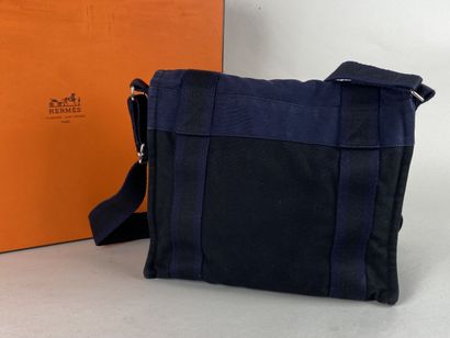 HERMES.

Besace en toile noire à bandoulière...