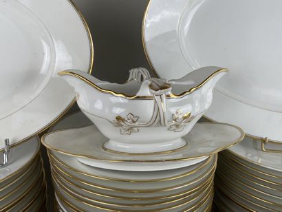 Important service de table en porcelaine...