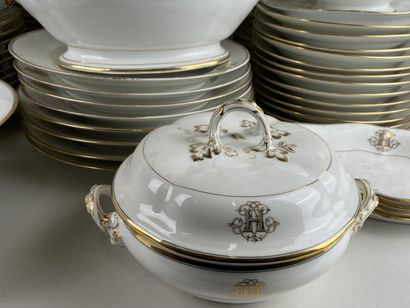 Important service de table en porcelaine...