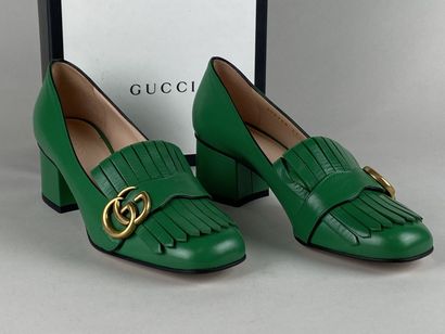 GUCCI.

Paire de souliers en cuir vert modèle...