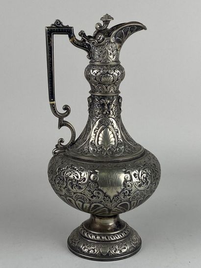 Aiguière en métal argenté à décor en repoussé...