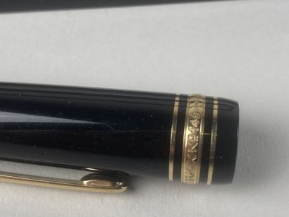 MONTBLANC.

Stylo-plume en résine noire et...