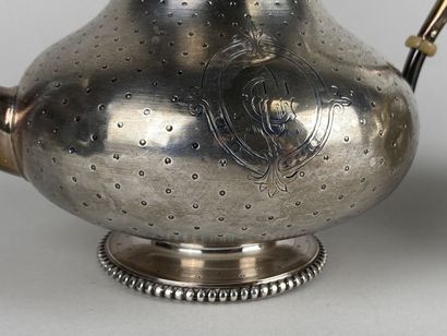 Sucrier couvert et verseuse en argent guilloché...
