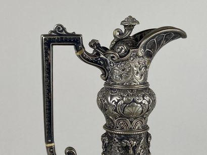 Aiguière en métal argenté à décor en repoussé...