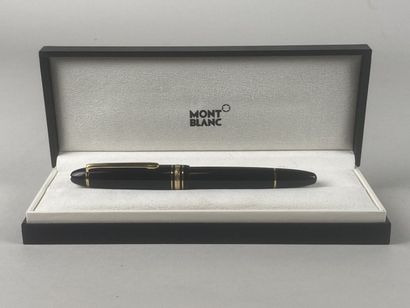 MONTBLANC.

Stylo-plume en résine noire et...