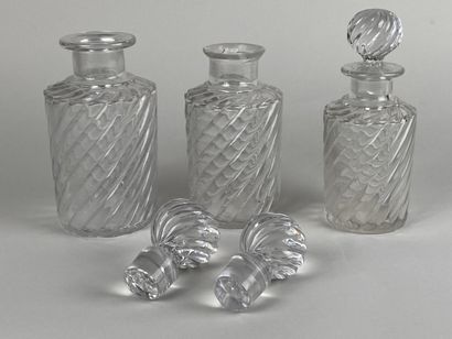 BACCARAT.

Trois flacons en cristal taillé.

H...
