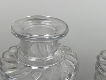 BACCARAT.

Trois flacons en cristal taillé.

H...
