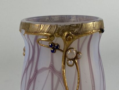 Petit vase balustre en verre opalescent à...