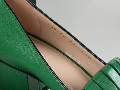 GUCCI.

Paire de souliers en cuir vert modèle...