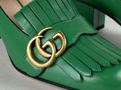 GUCCI.

Paire de souliers en cuir vert modèle...
