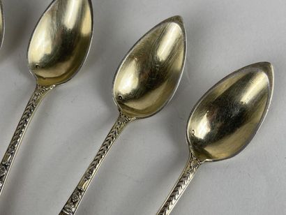 Série de 12 petites cuillères en argent doré...