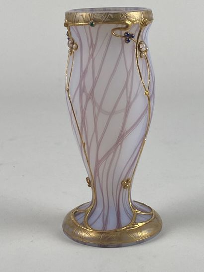 Petit vase balustre en verre opalescent à...