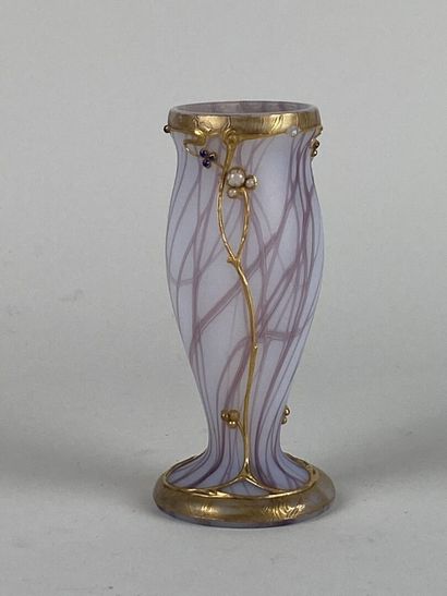 Petit vase balustre en verre opalescent à...