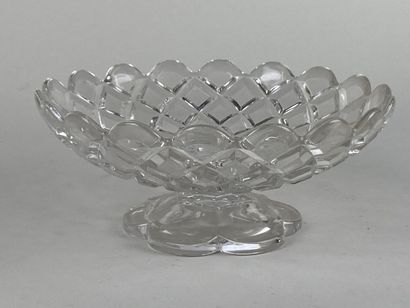 BACCARAT.

Coupe sur pied en cristal taillé...