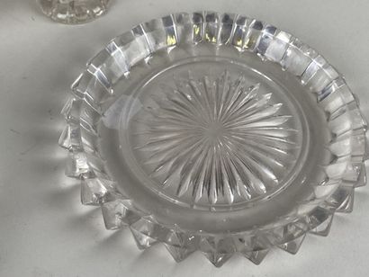 Paire de dessous de bouteille en verre moulé.

Diam....